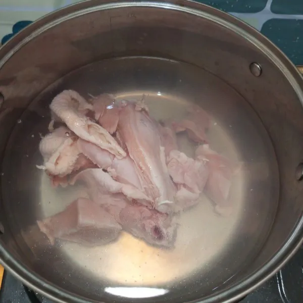 Siapkan panci, beri air sebanyak 1 liter dahulu. Masukkan daging ayam dan tunggu sampai air mendidih
