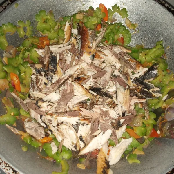 Tambahkan ikan tongkol lalu bumbui garam, kaldu bubuk, lada dan gula pasir. Masak sampai bumbu meresap.