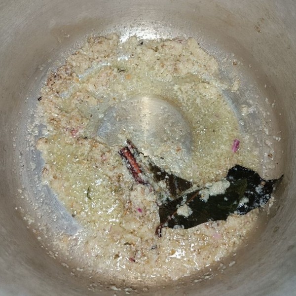 Tumis bumbu halus, laos, daun salam, dan kayu manis hingga bau langu bawang hilang dan berganti aroma harum bawang. Sambil diaduk terus dan warna kecokelatan.
