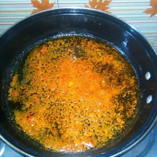Panaskan minyak goreng, kemudian tumis bumbu halus hingga harum.