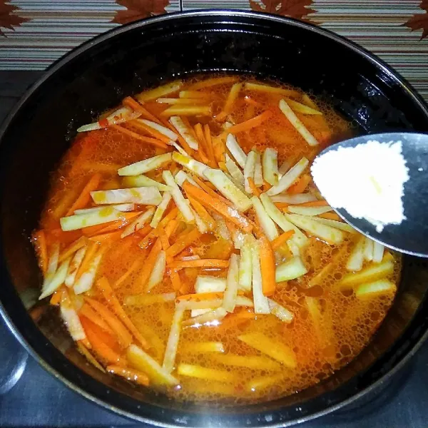 Tambahkan kaldu bubuk.