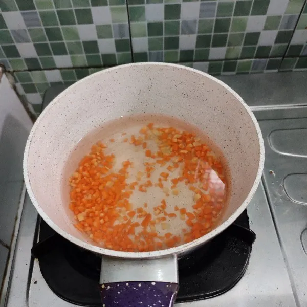 Rebus sebentar wortel hingga empuk, lalu tiriskan.