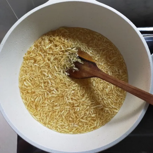 Panaskan minyak hingga benar-benar panas lalu kecilkan api, goreng ubi hingga matang.