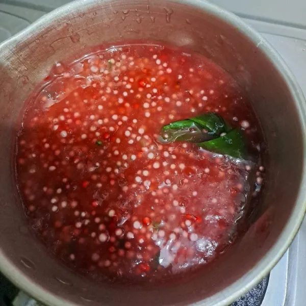 Rebus mutiara dengan metode 5.30.7. Didihkan air kemudian masukkan sagu mutiara dan pandan dengan api sedang, masak hingga 5 menit, aduk sesekali biar tidak lengket dan tutup panci. Lalu setelah 5 menit, matikan kompor. Jangan dibuka, tutup panci hingga 30 menit.