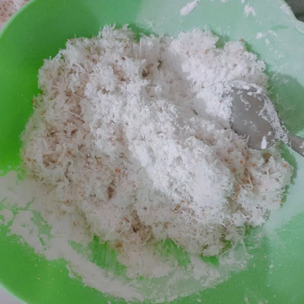 Masukkan kelapa masing-masing dengan berat 100 gr ke dalam dua wadah bahan tepung kering.