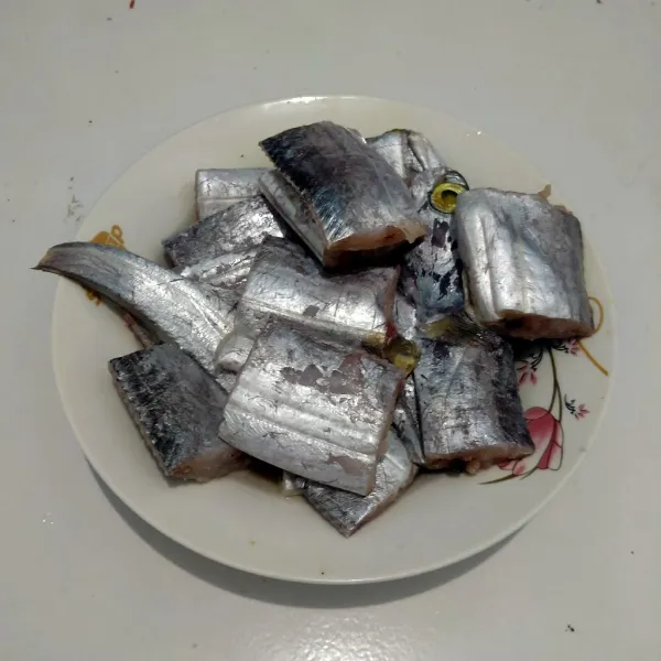 Marinasi ikan dengan air garam selama 5 menit.