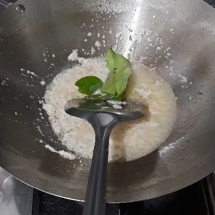 Tumis bumbu halus dan rempah hingga wangi.