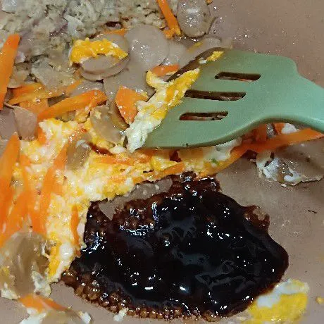 Tambahkan kecap manis dan saus tiram lalu aduk merata.