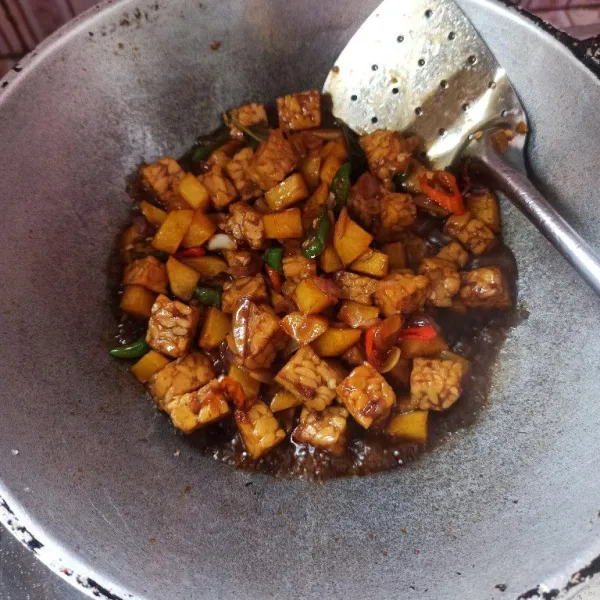Terakhir masukkan kecap manis, aduk rata dan masak hingga bumbu meresap. Angkat dan sajikan.