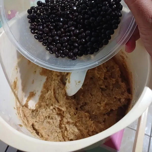 Aduk adonan secara perlahan hingga rata. Terakhir, masukkan cokelat chip