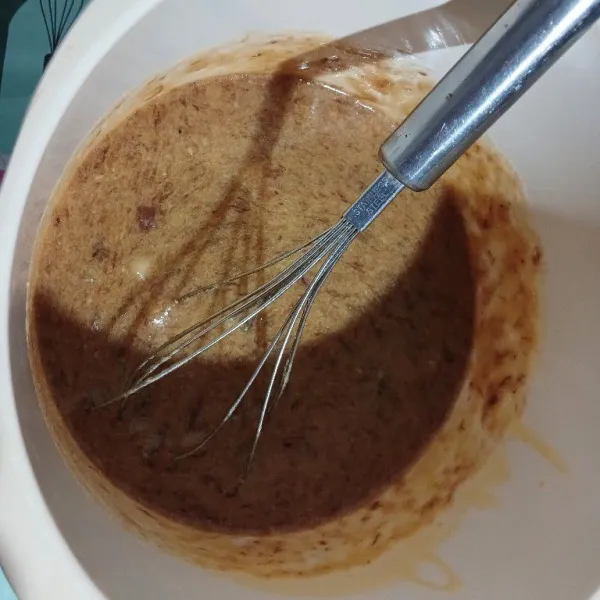 Kocok bersamaan telur, gula pasir, pisang dan margarin cair hingga halus dan rata.