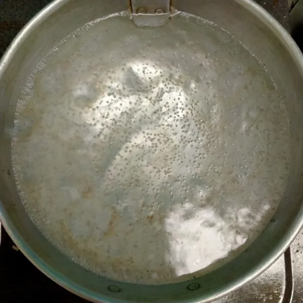 Rebus air dalam panci hingga mendidih.