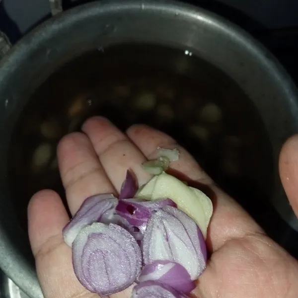Setelah mendidih masukkan bawang merah dan bawang putih yang sudah diiris.