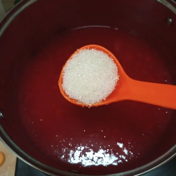 Terakhir masukan gula pasir, aduk sampai tercampur dengan rata, koreksi rasanya.