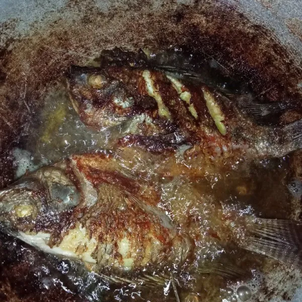Panaskan minyak lalu masukkan ikan, goreng hingga kuning keemasan. Angkat dan tiriskan.