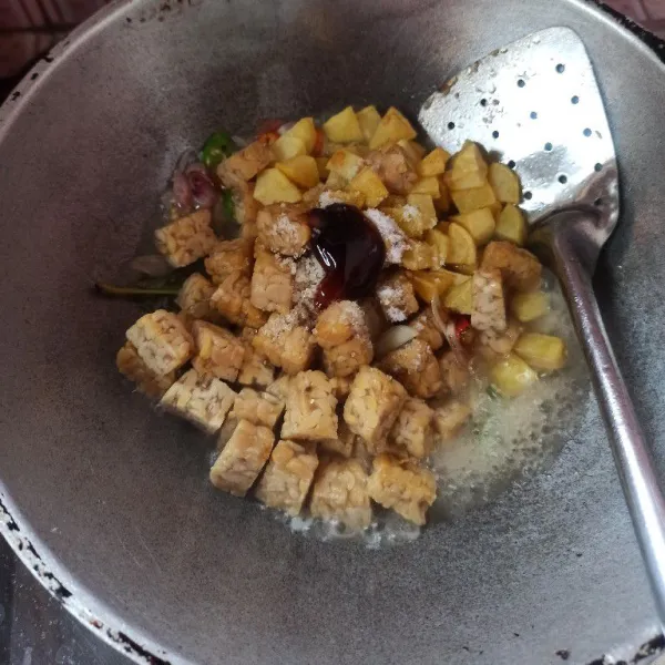 Masukkan kentang dan tempe, bumbui dengan garam, gula pasir, kaldu jamur dan saus tiram, aduk rata.