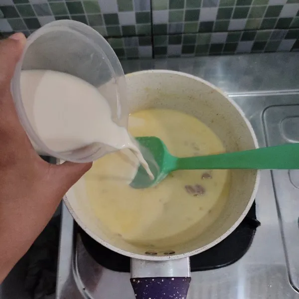 Tambahkan susu sedikit demi sedikit sambil diaduk.