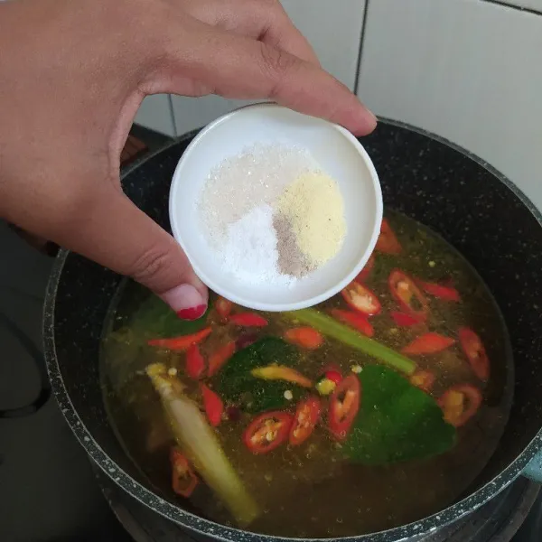 Bumbui dengan gula pasir, garam, kaldu bubuk dan lada bubuk lalu masak hingga air mendidih.