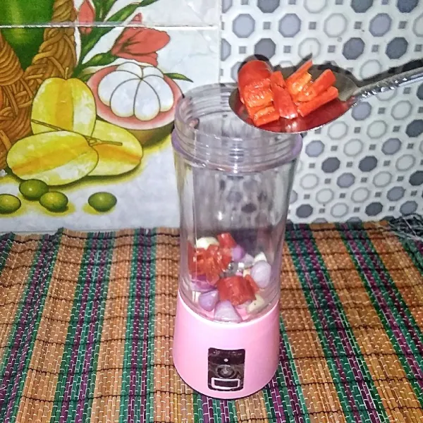 Haluskan bawang putih, bawang merah dan cabai merah.