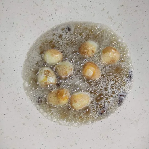 Goreng telur puyuh sampai berkulit.
