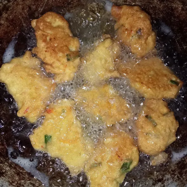 Panaskan minyak kemudian tuang adonan menggunakan takaran sendok dan goreng hingga matang kuning keemasan, angkat dan tiriskan. Sajikan.