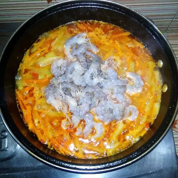Masukkan udang dan masak selama 2 menit.