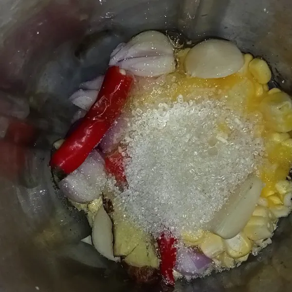 Campur setengah bagian jagung, bumbu, telur, gula, garam dan kaldu jamur kemudian blender hingga halus.