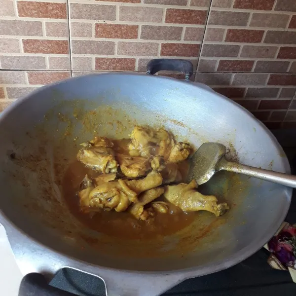 Masak dengan api sedang hingga ayam matang dan bumbu meresap. Setelah dingin, simpan dalam wadah kedap udara di dalam kulkas. Siap digoreng atau dibakar.