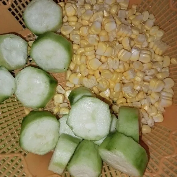 Serut jagung terlebih dahulu kemudian kupas, potong oyong cuci bersih.
