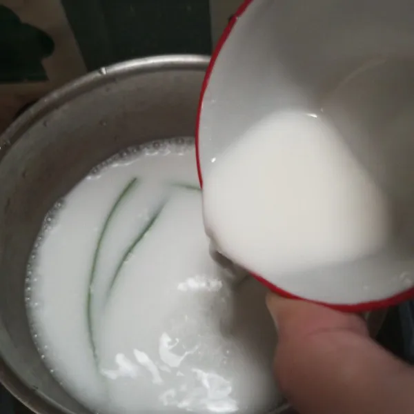 Sebelum mendidih masukkan larutan tepung maizena dan garam.