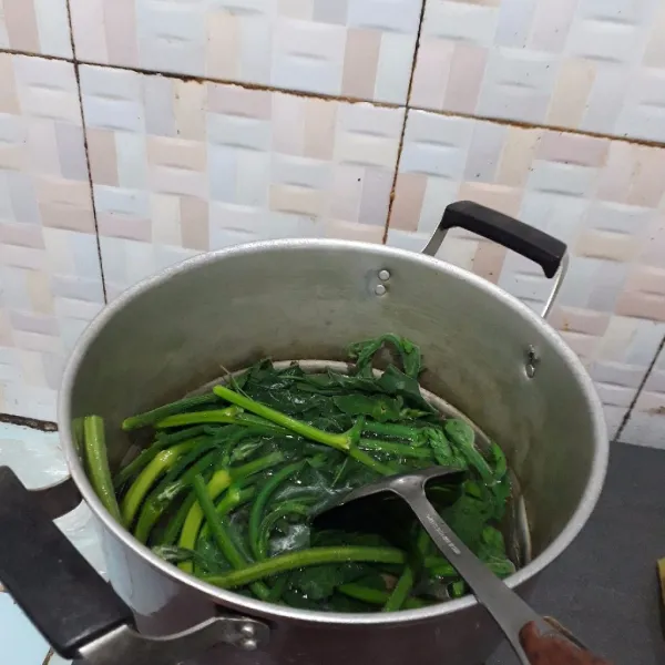 Rebus pucuk labu dalam air mendidih hingga matang, tiriskan.