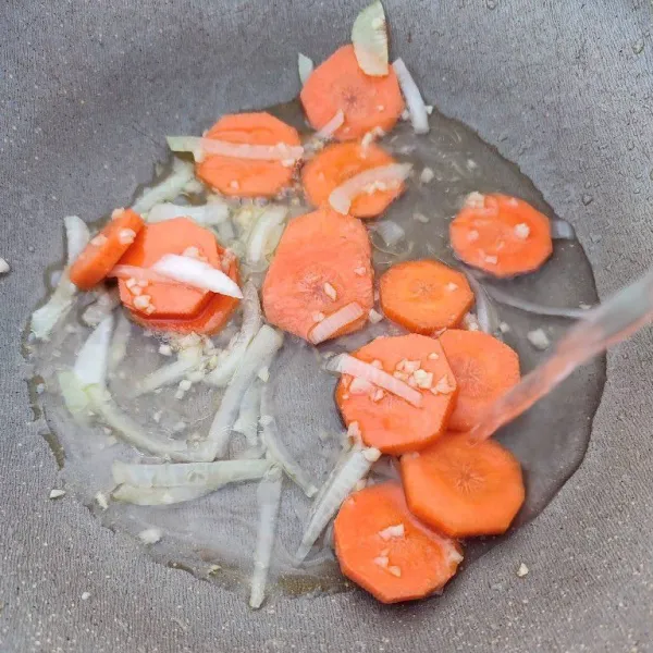Masukkan potongan wortel dan 200 ml air lalu rebus hingga wortel empuk.