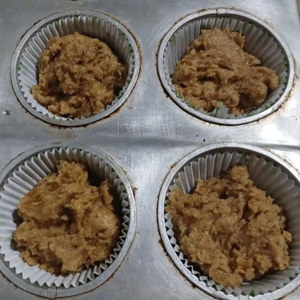 Masukkan ke dalam cetakan muffin yang diberi alas cup kue hingga 3/4 saja.