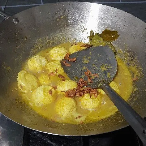 Koreksi rasa lalu taburkan bawang merah goreng.
