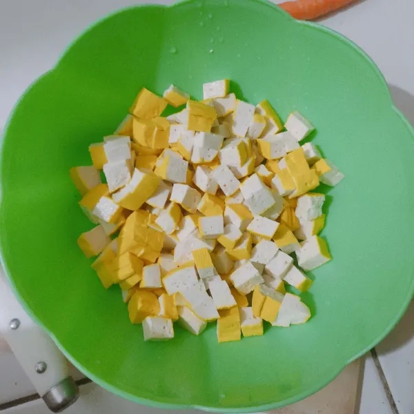 Cuci tahu, potong dadu kecil-kecil.