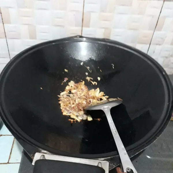 Iris bawang merah dan bawang putih lalu goreng hingga matang kemudian tiriskan.