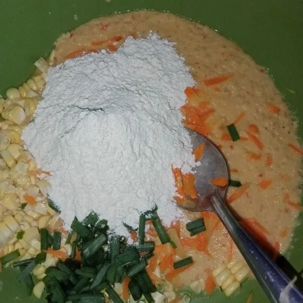 Tambahkan tepung terigu lalu aduk rata.