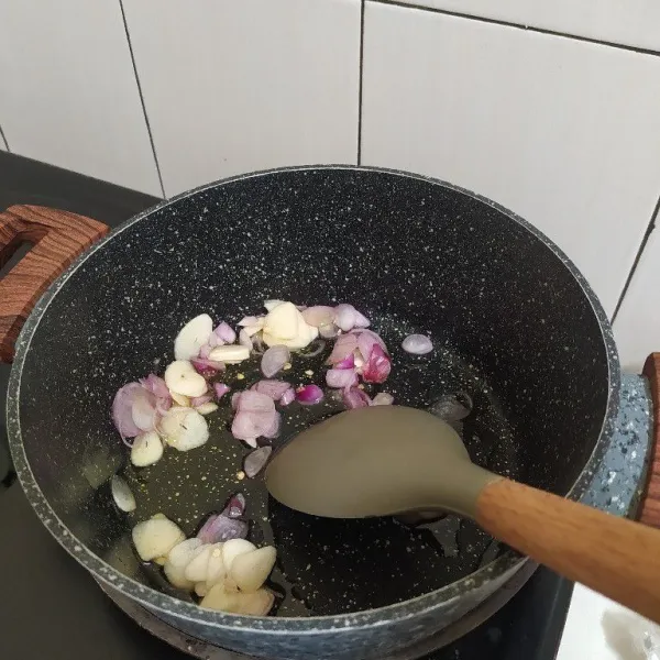 Panaskan minyak, tumis bawang merah, bawang putih dan kunyit bubuk.