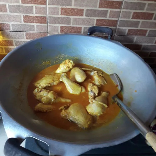 Masukkan air dan sisa bahan lainnya, aduk rata dan masak hingga mendidih.