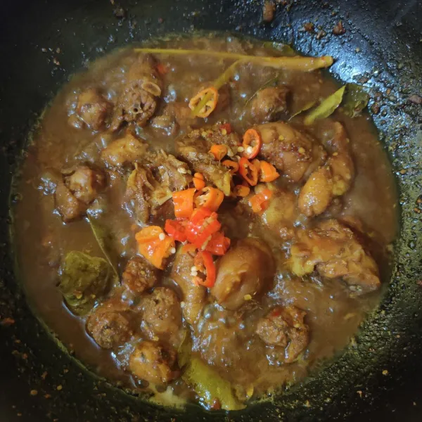 Masak hingga bumbu meresap dan air sedikit menyusut, masukkan cabe rawit iris, aduk rata. Masak sebentar lalu matikan api.