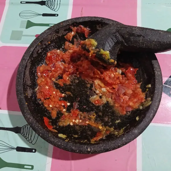 Haluskan bumbu, cabai merah, cabai rawit, bawang merah, bawang putih, terasi.