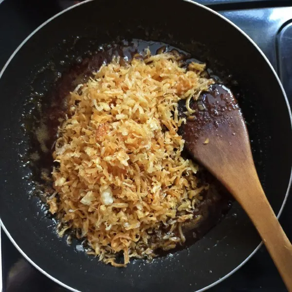 Jika sudah mengental, masukkan ubi yang sudah digoreng tadi.