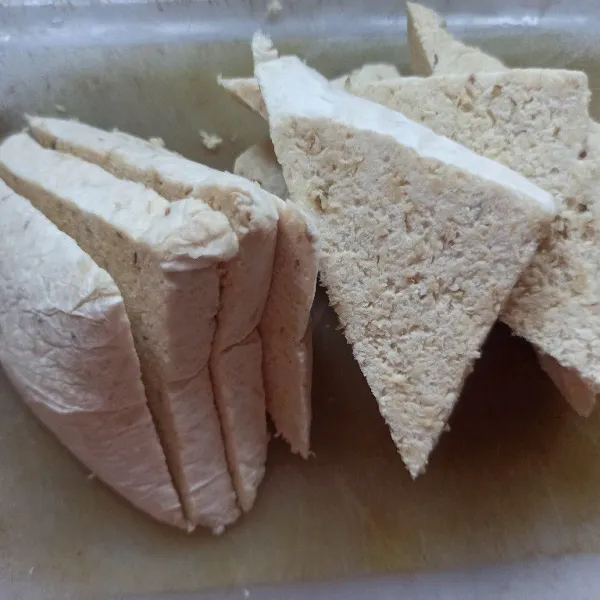 Potong tempe gembus sesuai dengan selera.