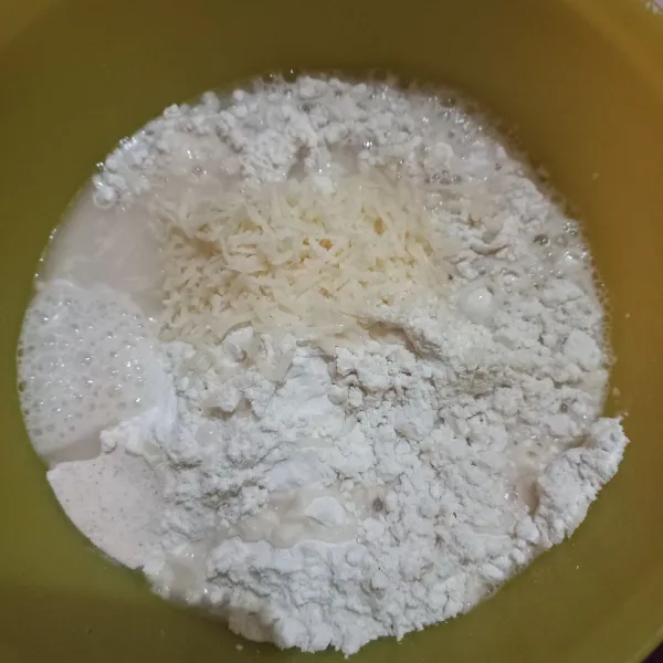 Tuangkan larutan ragi, sambil diaduk hingga kalis.