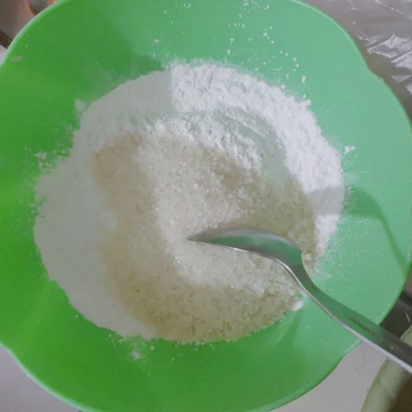 Campur bahan tepung kering, garam, vanili, dan gula rata, aduk rata lalu bagi menjadi dua bagian.