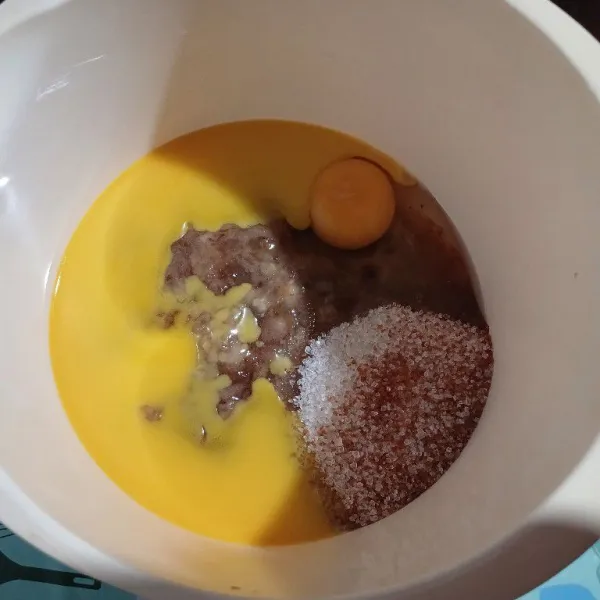 Siapkan wadah. Masukkan telur, gula palem, gula putih, pisang ambon, dan margarin cair