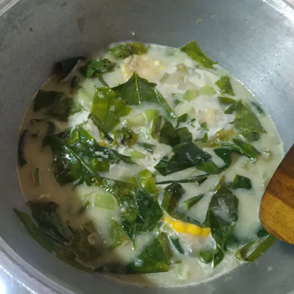 Masak sampai semua matang, koreksi rasanya lalu angkat dan sajikan.