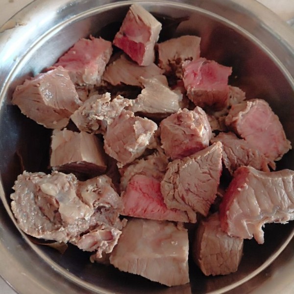 Potong daging yang telah ditiriskan. Tips dari mama, potong daging berlawanan serat agar empuk.