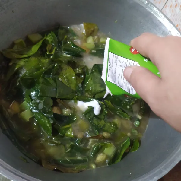 Tuang santan instan, bumbui dengan gula merah, gula pasir dan garam, aduk-aduk agar santan tidak pecah.
