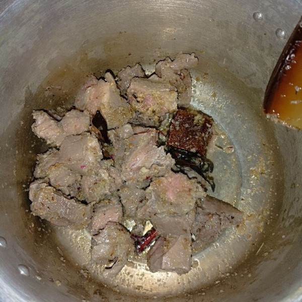 Masukkan daging yang telah dipotong. Aduk merata sambil ditumis sebentar tercampur dengan bumbu.